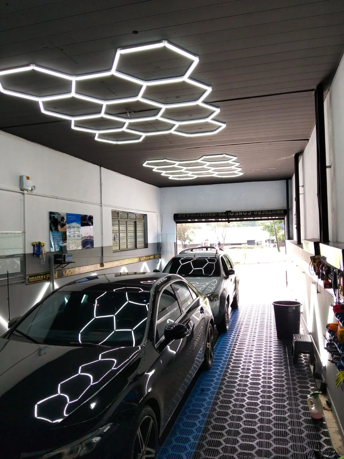 Interior real do estúdio ART com carros e iluminação LED hexagonal